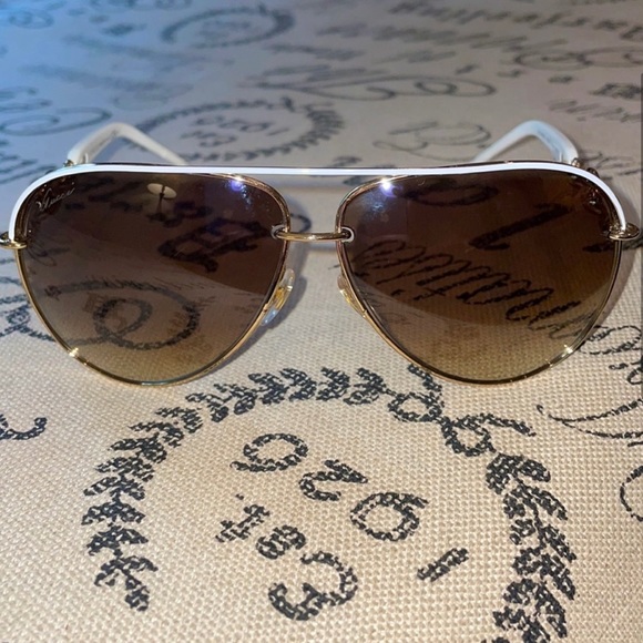 GUCCI GG 4225/S Gold and White Aviator Frame
Sunglasses and case - Picture 2 of 11